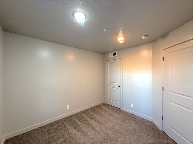 Building Photo - 2 bed, 1 bath Condo