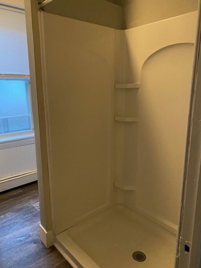 Building Photo - Student Rental next to WCU Campus | 3 Bed Single Family Home w/ Covered Front Porch, Yard & Basem...