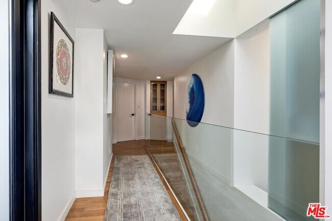 Building Photo - 832 Superba Ave