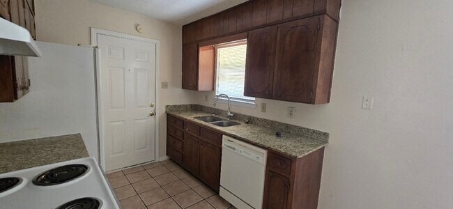 Building Photo - 2108 Lago Trail
