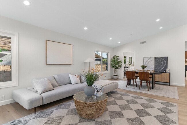 Building Photo - BEAUTIFULLY RENOVATED 4-BEDROOM HOME IN PH...
