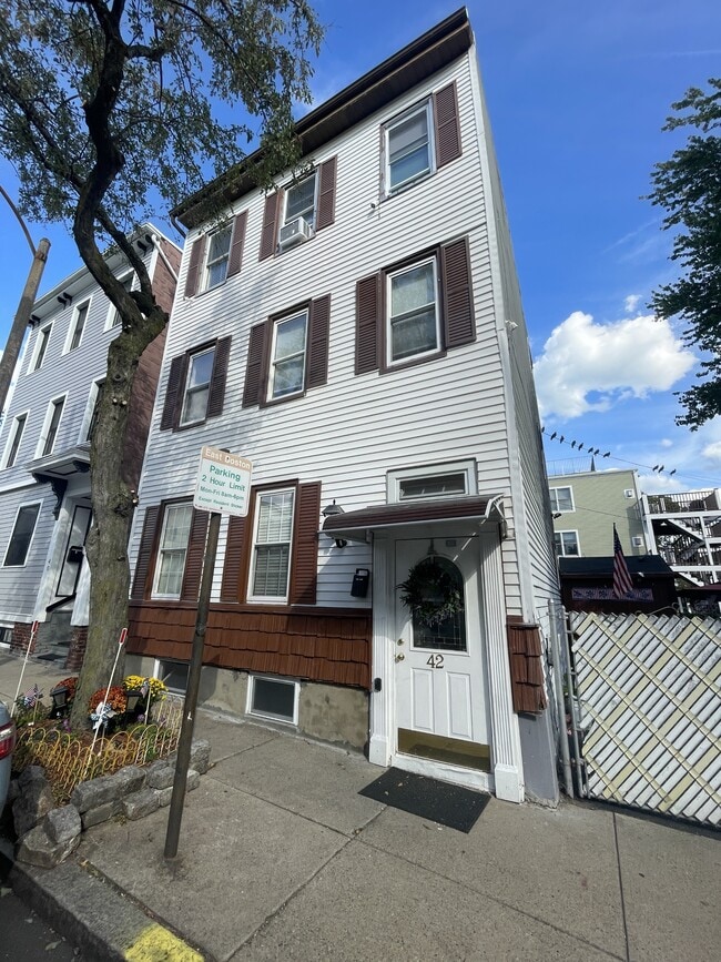 Primary Photo - 42 Jeffries St