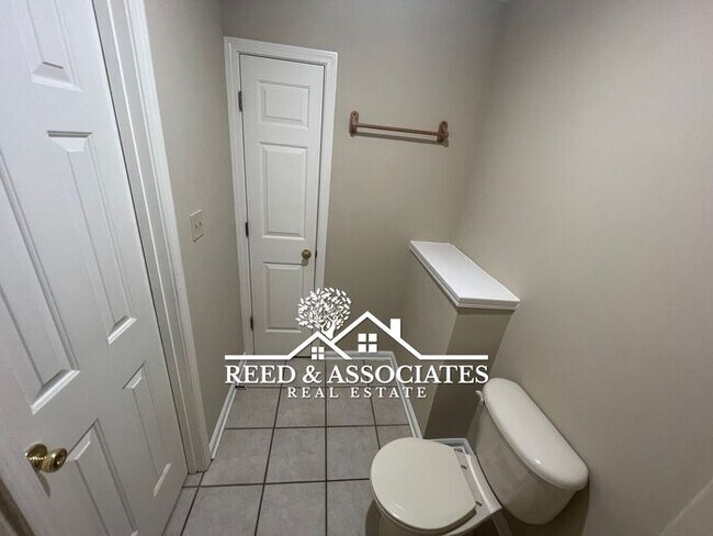 Building Photo - Charming Home Located in Quiet Cove!