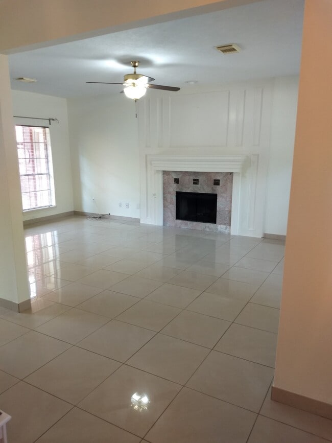 Building Photo - 7211 N Hearthstone Green Dr