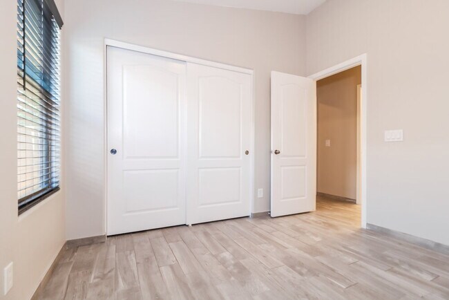 Building Photo - 15881 W Latham St