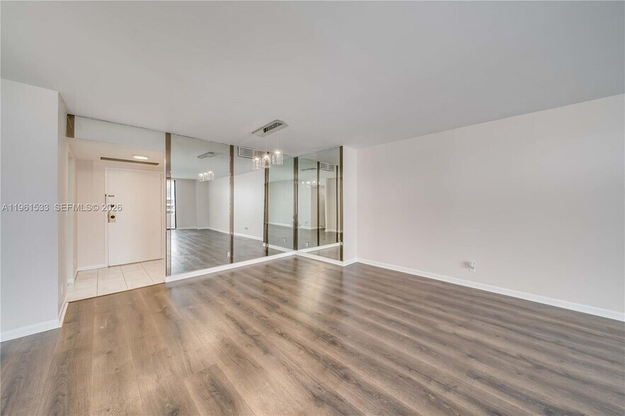 Building Photo - 2500 Parkview Dr