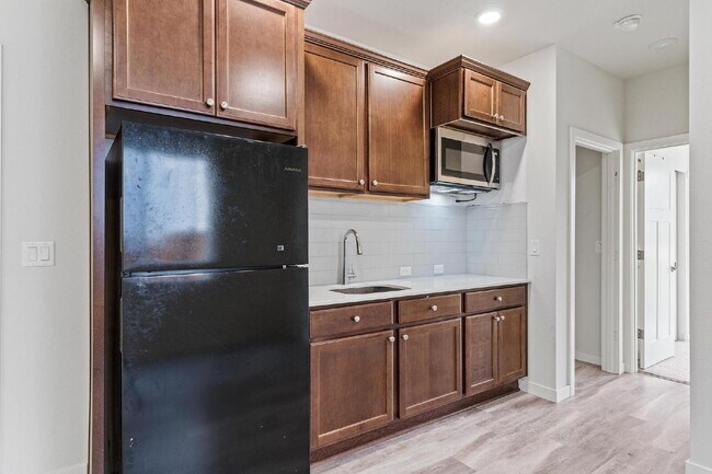 Building Photo - Bueaitful 4 bedroom home with 1 bed 1 bath MIL!