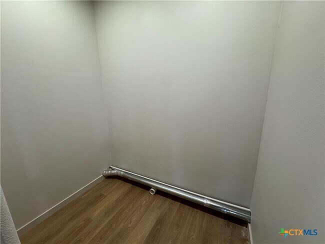 Building Photo - 318 Warehouse Rd