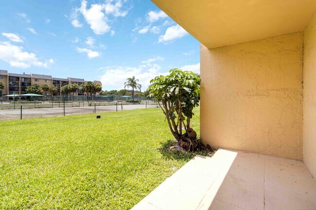Building Photo - 2820 Tennis Club 204 Dr