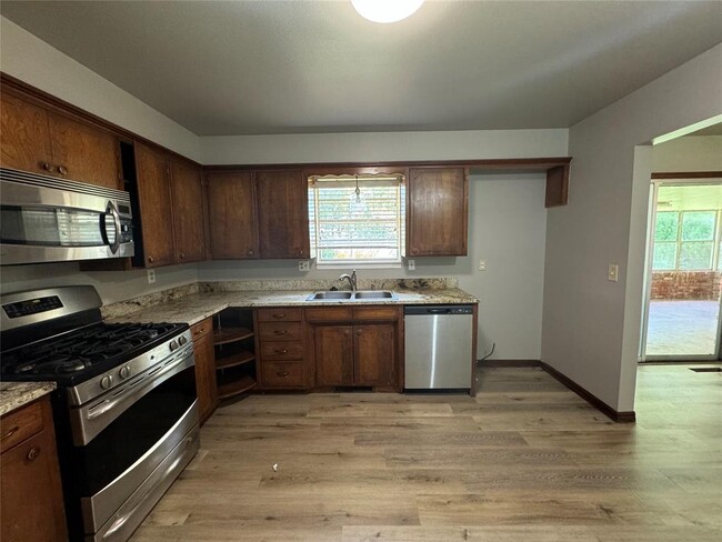 Building Photo - 345 Travis Cir