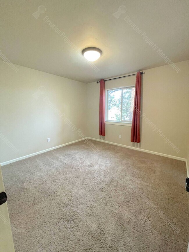 Building Photo - Modern home with fenced private yard in a great neighborhood!