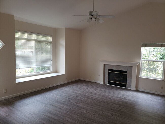 Building Photo - Wonderful Shastan Home!