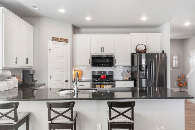 Building Photo - 102 Manfield Ave