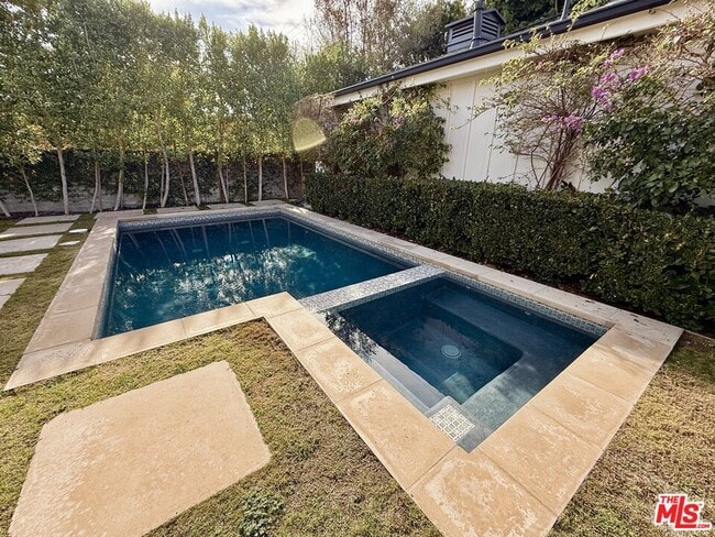 Building Photo - 4963 N Clybourn Ave