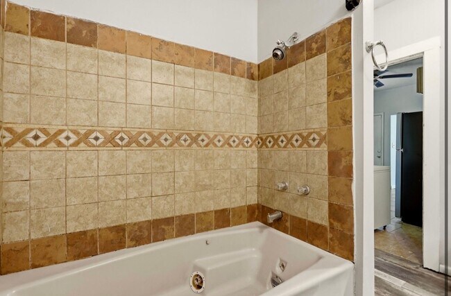 Building Photo - Charming 3-Bedroom Home with Fenced Yard!