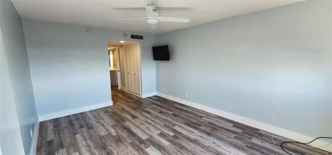 Building Photo - 299 N Riverside Dr