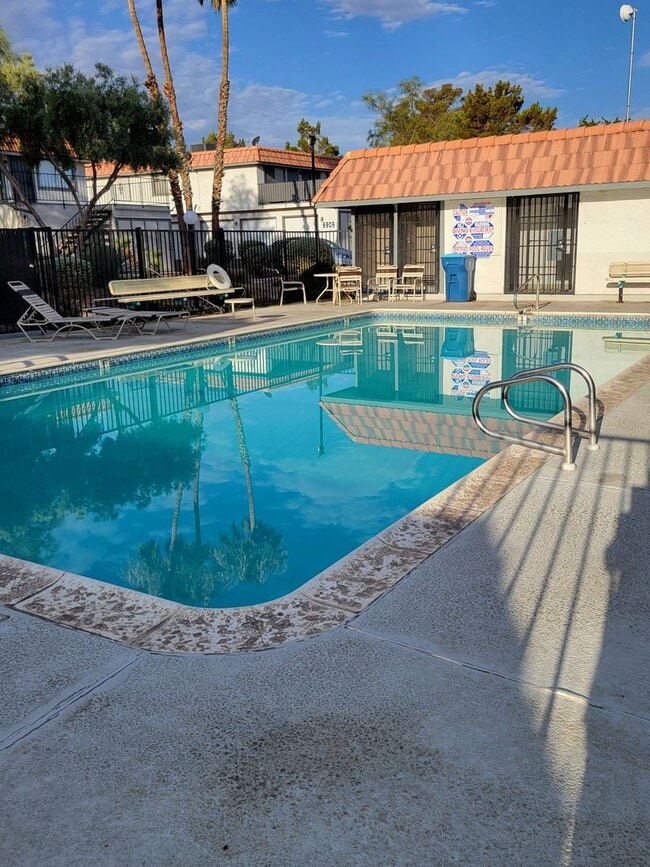 Building Photo - Rent Ready Single Story Townhome 3/2/ with...