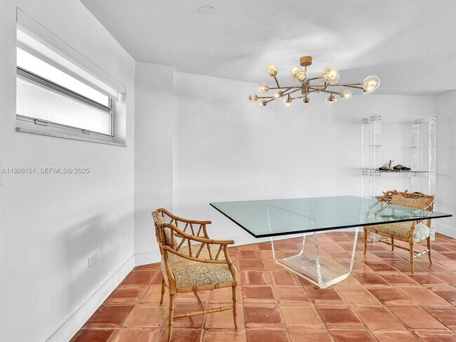 Building Photo - 1881 Washington Ave