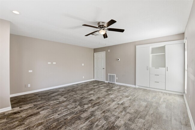 Building Photo - 3424 Balboa Cir