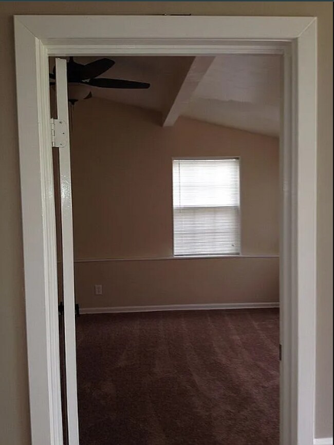 Building Photo - 4 Bed | 2 Bath in Midtown!