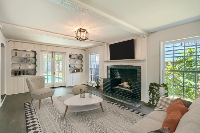 Primary Photo - Impressive Cochran Heights home with outdo...