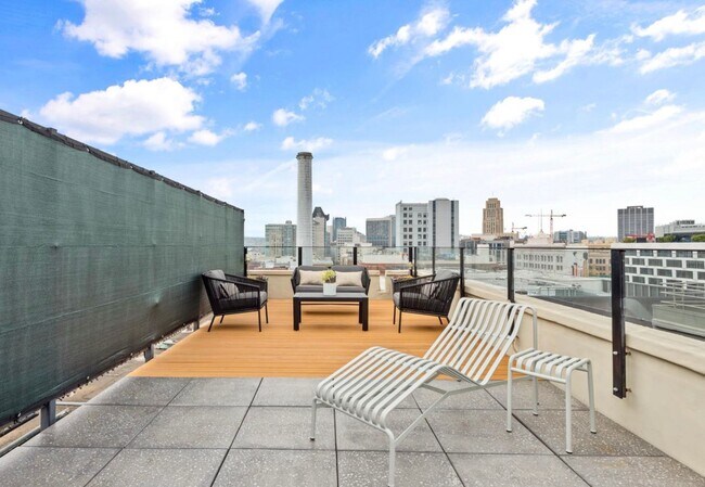 Building Photo - 1BR/1BA PENTHOUSE! Enormous Private Roof D...