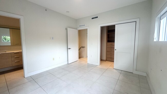 Building Photo - Jefferson Palms - Miami beach