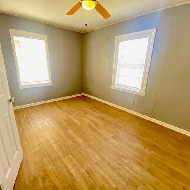 Building Photo - $0 First Month's Rent / $0 Deposit at Move-in