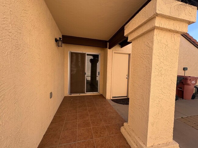 Building Photo - 2Bed/2Bath Townhouse in North Scottsdale! Ready for Immediate Move-In! -- 2 CAR GARAGE!