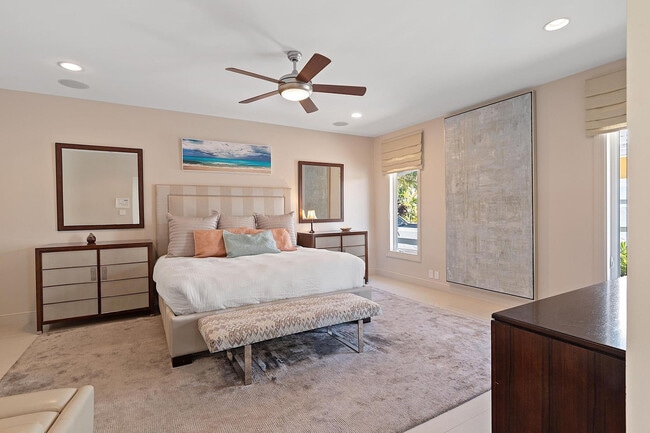 Building Photo - 3050 NE 43rd St