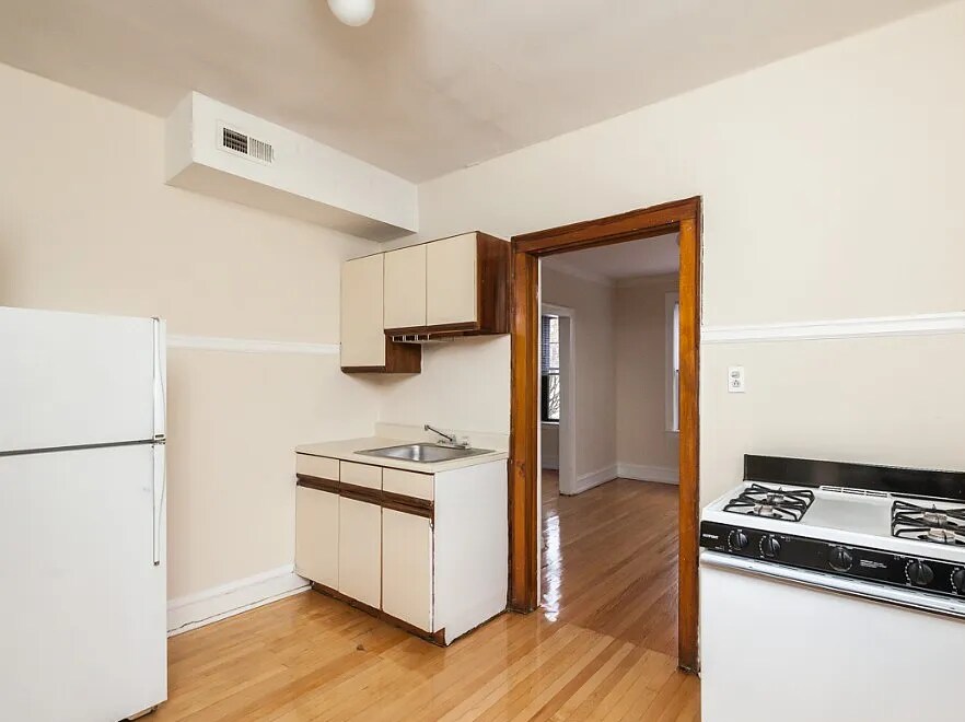 Building Photo - 1450 W Byron St