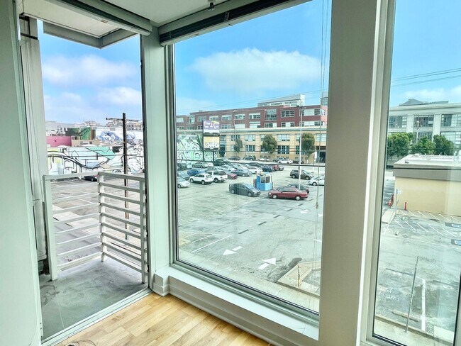 Building Photo - Full Service Luxury Living w/City Views, I...