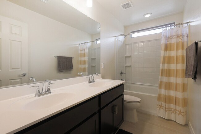 Building Photo - BEAUTIFUL 3 bed + LOFT