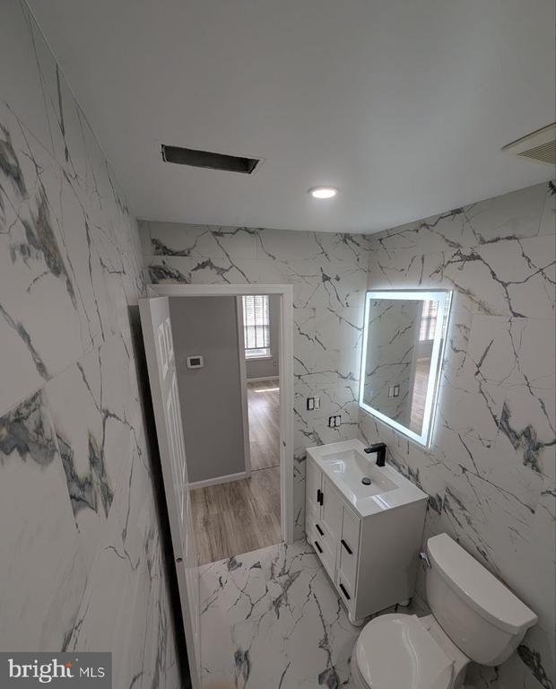 Building Photo - 810 Diamond Dr