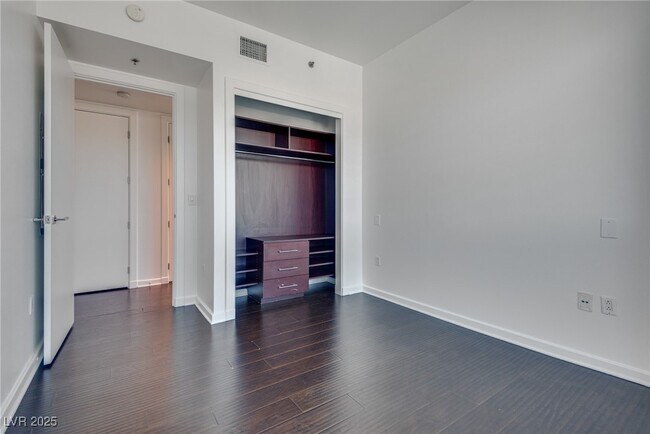 Building Photo - 4471 Dean Martin Dr