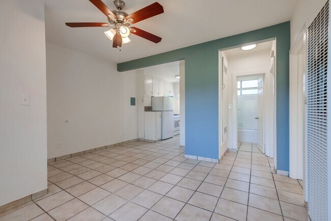 Building Photo - 2431 S Ridgeley Dr