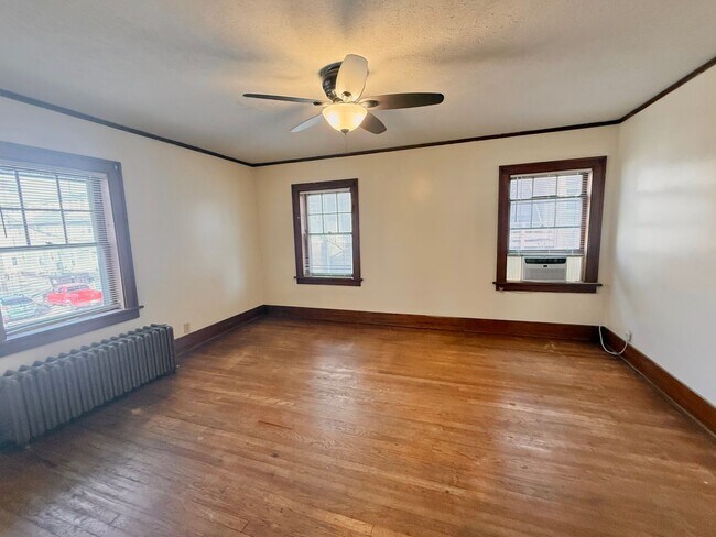 Building Photo - Massive 4 Bedroom, 2 Bath Brick Home