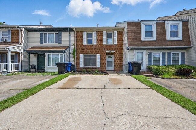 Building Photo - 2048 Lyndora Rd
