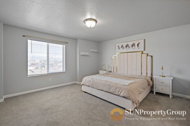 Building Photo - Stunning Duplex In Desirable Saratoga Springs!