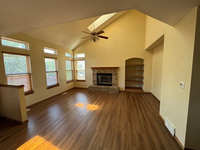 Building Photo - Charming 5 Bed 3 Bath House