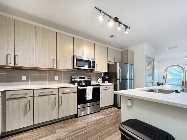 Building Photo - 2615 N Grady Ave