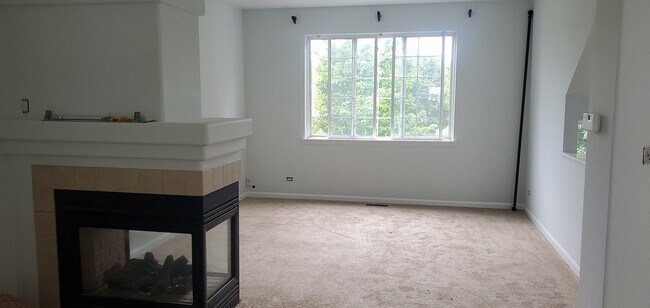 Building Photo - 587 S Parkside Dr