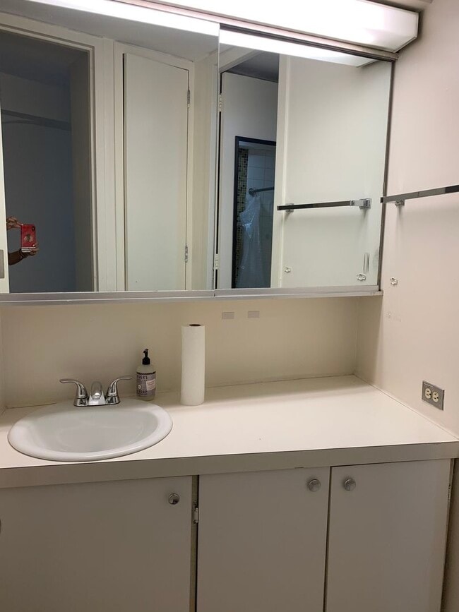 Building Photo - 300 N State St