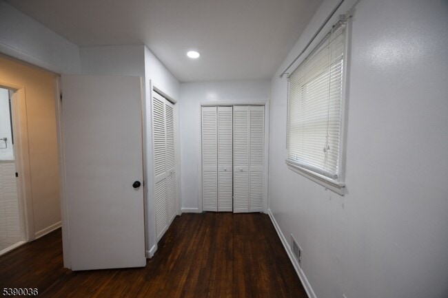 Building Photo - 349 E Shore Trail