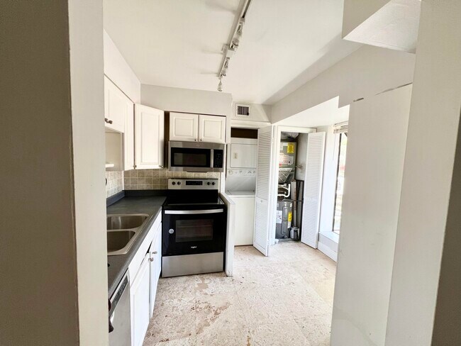 Building Photo - 717 Gardens Dr