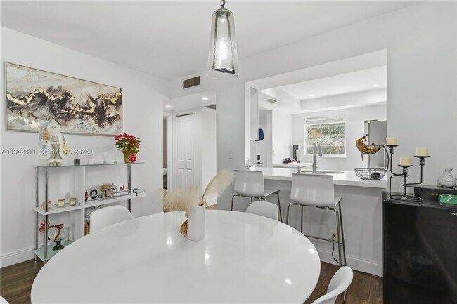 Building Photo - 9340 Lagoon Pl