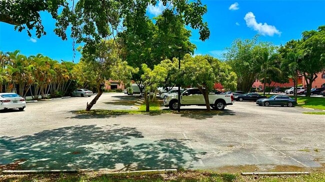 Building Photo - 670 Tennis Club Dr