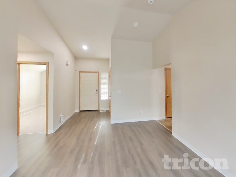 Building Photo - 622 6th Ave S