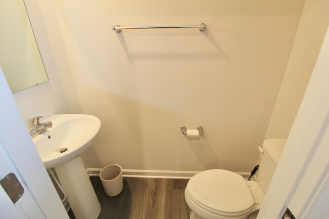 Building Photo - Townhome with a large fenced in yard for rent!