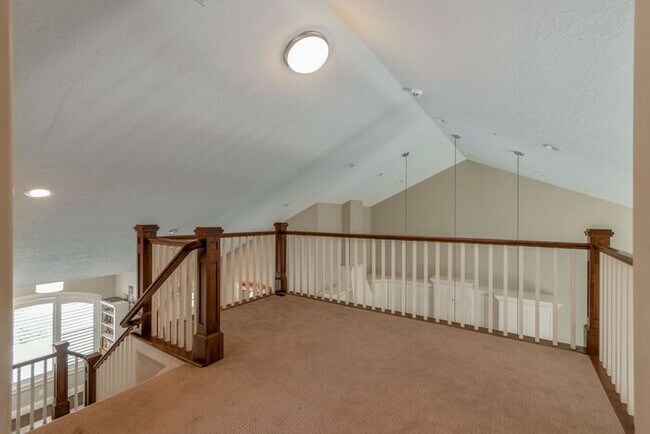 Building Photo - Upmarket Townhouse in Sought After Holladay City